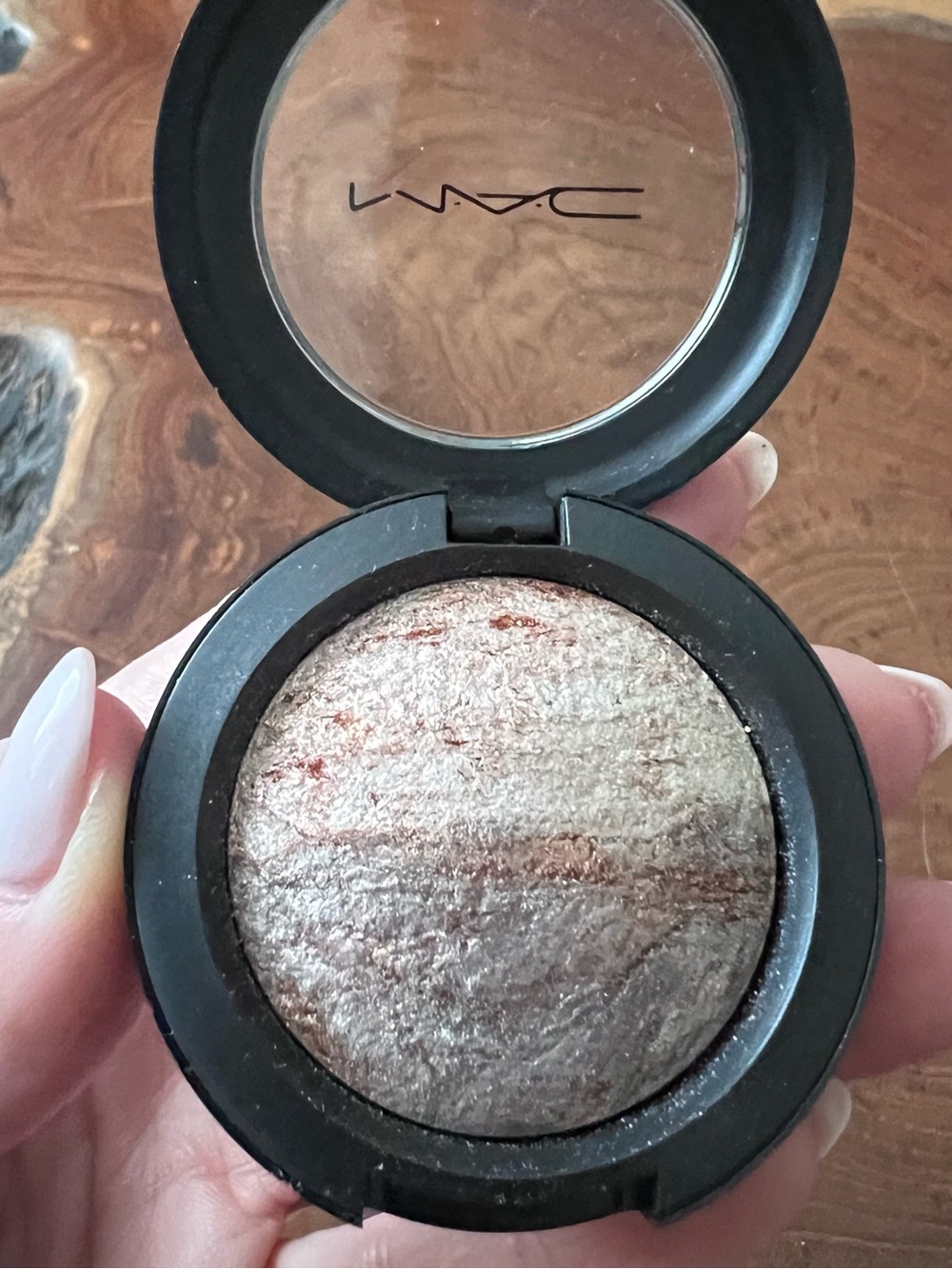 MAC Mineralize Eyeshadow - FAMILY SILVER - Picture 7 of 9